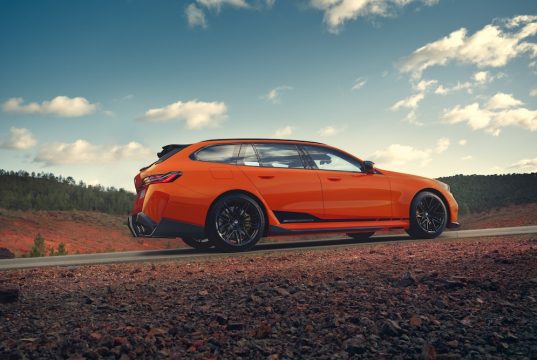 Der neue BMW M5 Touring: Wie ein Kombi-Sportwagen Der BMW M5 Touring begeistert mit seiner Erscheinung. Foto: BMW