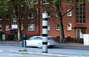 Geblitzt in geschlossener Ortschaft: Diese Strafen drohen Gebitzt in geschlossener Ortschaft: Bei diesen Anlage wird man schnell erwischt. Foto: Adobe / Cpro