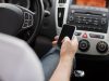 Handy am Steuer benutzt: Das kostet und bringt Punkte Bloß kein Handy am Steuer benutzen! Sonst wird's teuer. Foto: Adobe / Syda Productions