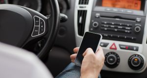 Handy am Steuer benutzt: Das kostet und bringt Punkte Bloß kein Handy am Steuer benutzen! Sonst wird's teuer. Foto: Adobe / Syda Productions