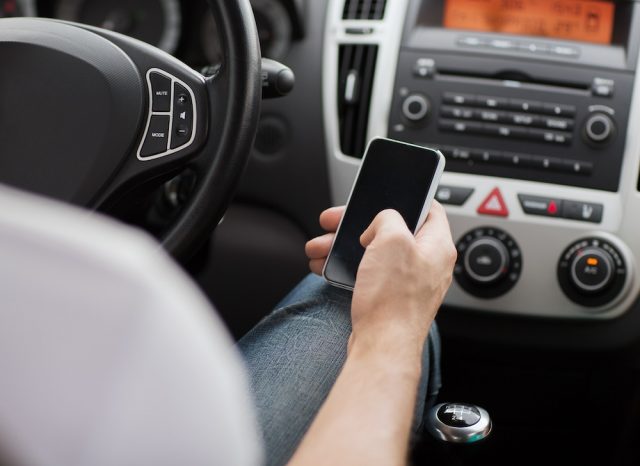 Bloß kein Handy am Steuer benutzen! Sonst wird's teuer. Foto: Adobe / Syda Productions