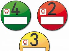 Ohne gültige Plakette in Umweltzone gefahren: Welche Strafen drohen Plakette Umweltzone: Bunt sind die Aufkleber ja. Foto: Adobe / Trueffelpix