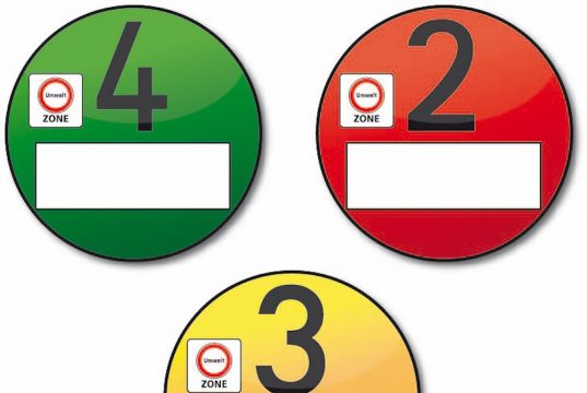 Ohne gültige Plakette in Umweltzone gefahren: Welche Strafen drohen Plakette Umweltzone: Bunt sind die Aufkleber ja. Foto: Adobe / Trueffelpix