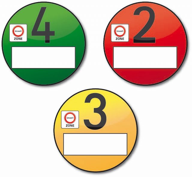 Plakette Umweltzone: Bunt sind die Aufkleber ja. Foto: Adobe / Trueffelpix