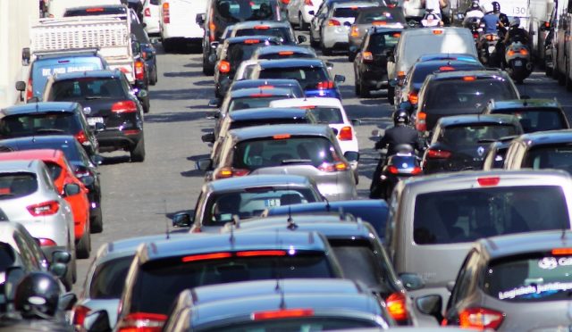 Staumelder helfen, einen Stau auf der Autobahn zu vermeiden. Foto: Adobe / annacovic