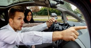 Falsches Abbiegen: Das ist der Strafenkatalog Falsches Abbiegen passiert so schnell. Foto: Adobe / Gina Sanders