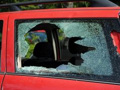 Was tun bei einer eingeschlagenen Autoscheibe? Eine eingeschlagene Autoscheibe schockt immer. Foto: Adobe / tinadefortunata