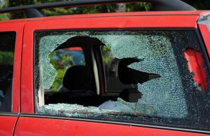 Was tun bei einer eingeschlagenen Autoscheibe? Eine eingeschlagene Autoscheibe schockt immer. Foto: Adobe / tinadefortunata