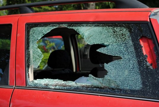 Was tun bei einer eingeschlagenen Autoscheibe? Eine eingeschlagene Autoscheibe schockt immer. Foto: Adobe / tinadefortunata
