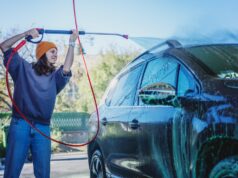 Fehler bei der Autowäsche, die Ihr Fahrzeug beschädigen könnten Foto: Adobe / olezzo