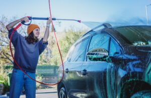 Fehler bei der Autowäsche, die Ihr Fahrzeug beschädigen könnten Foto: Adobe / olezzo