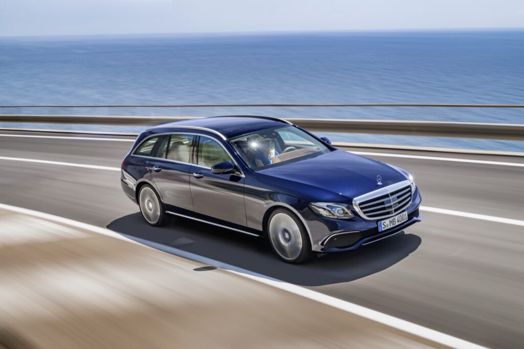Mercedes E-Klasse T-Modell der Baureihe 213 in Blau, fahrend