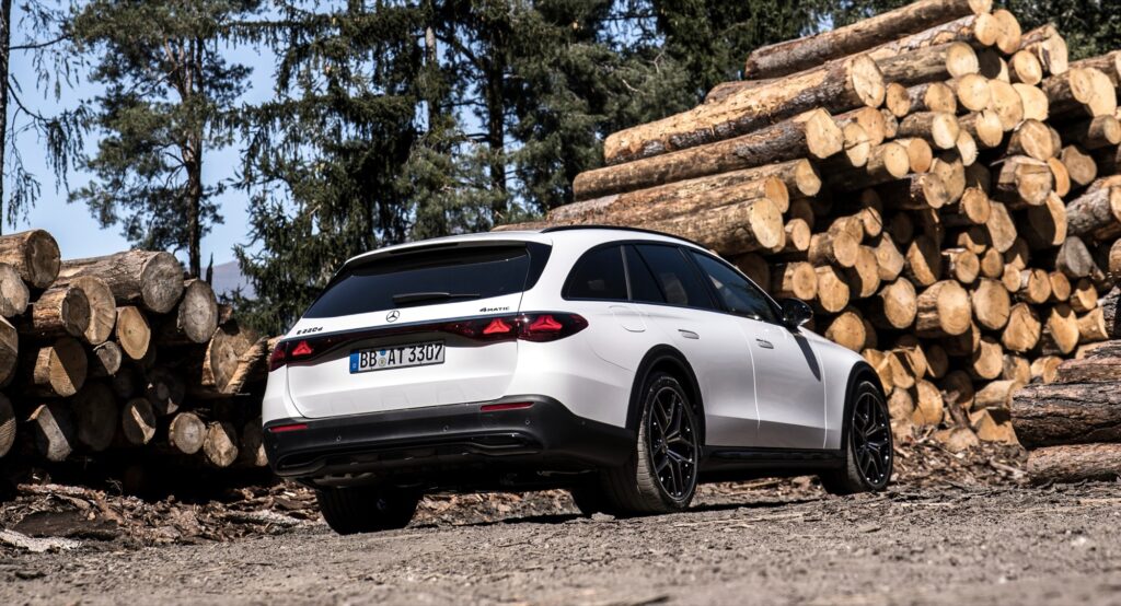 Mercedes E-Klasse All-Terrain E 220 d 4MATIC in Weiß, Heckansicht
