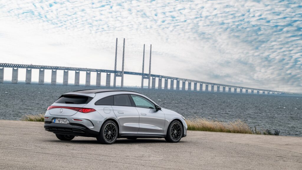 Mercedes CLA Shooting Brake in Silber, Heckansicht vor der Öresundbrücke