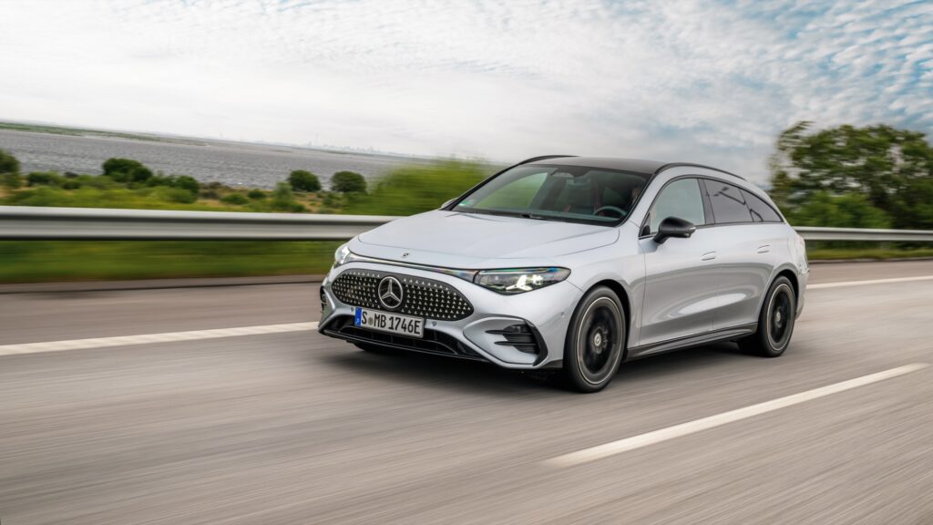 Mercedes CLA Shooting Brake in Silber, fahrend von vorn