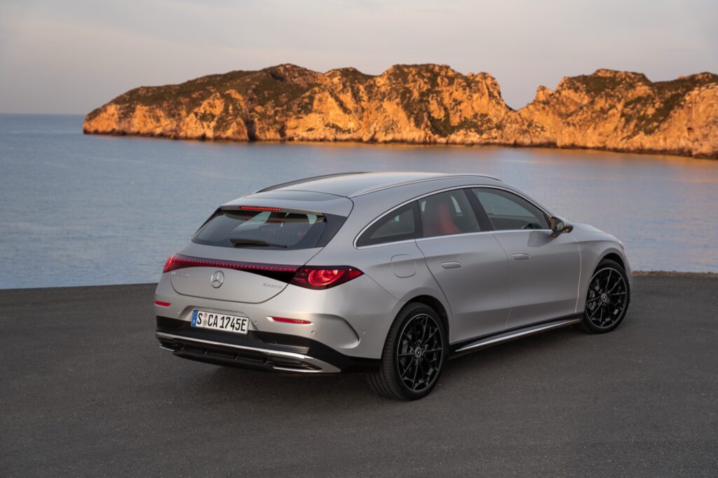 Mercedes CLA Shooting Brake in Silber, Heckansicht schräg an der Küste