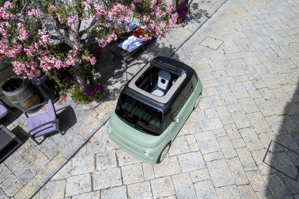 Fiat Topolino Dolcevita in Grün von oben mit geöffnetem Stoffverdeck
