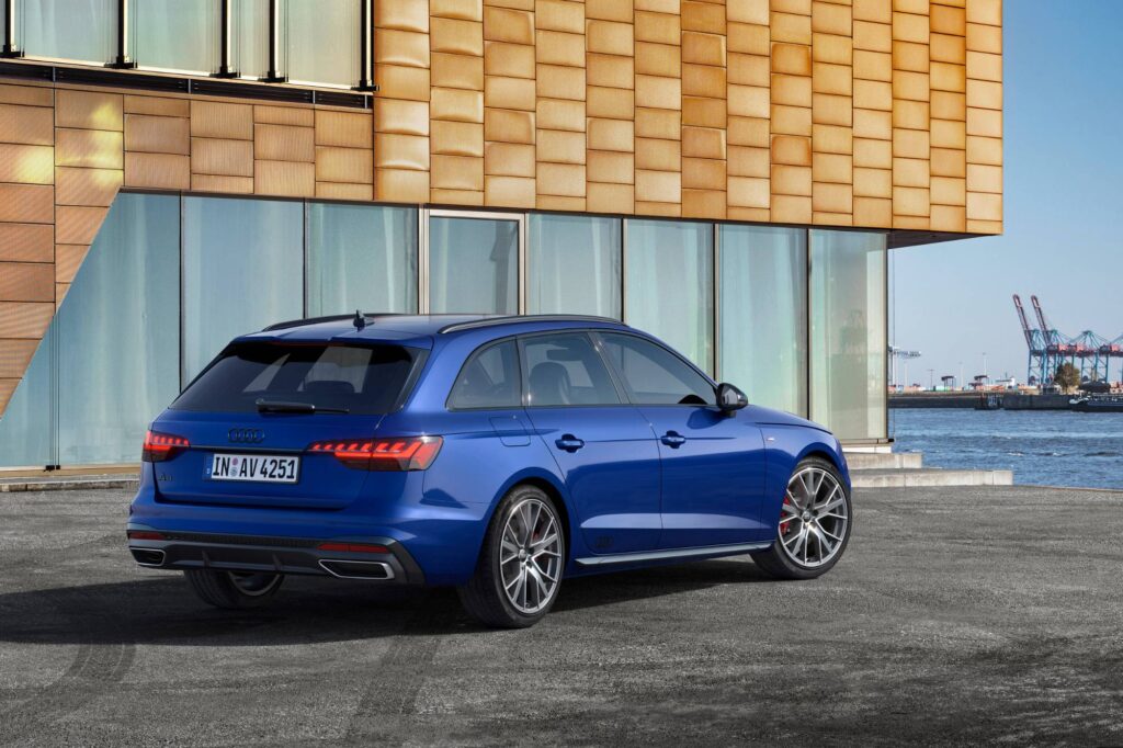 Audi A4 Avant B9 in Blau, Heckansicht schräg