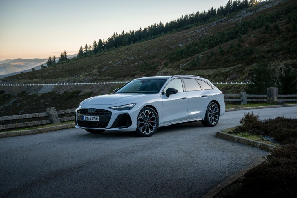 Audi A6 Avant in Gletscherweiß, Frontansicht schräg