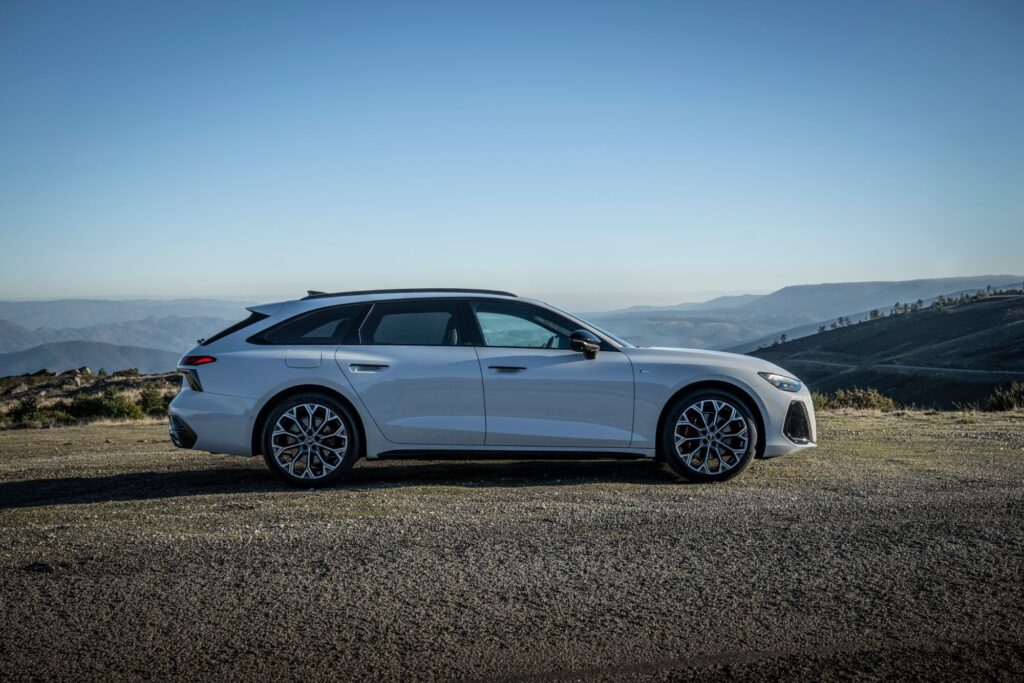 Audi A6 Avant in Gletscherweiß von der Seite