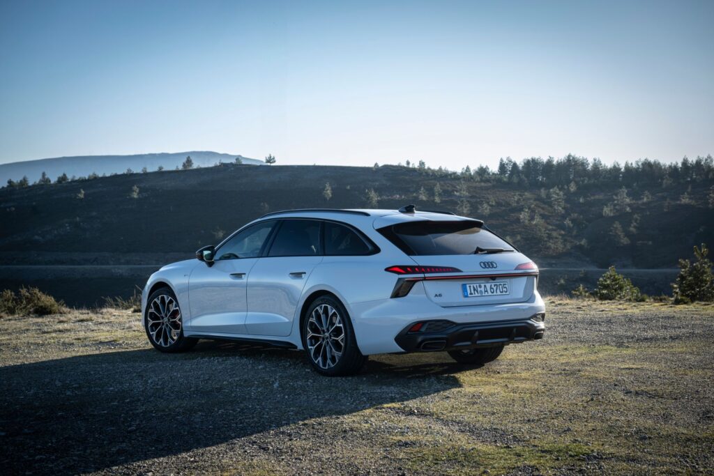 Audi A6 Avant in Gletscherweiß, Heckansicht schräg