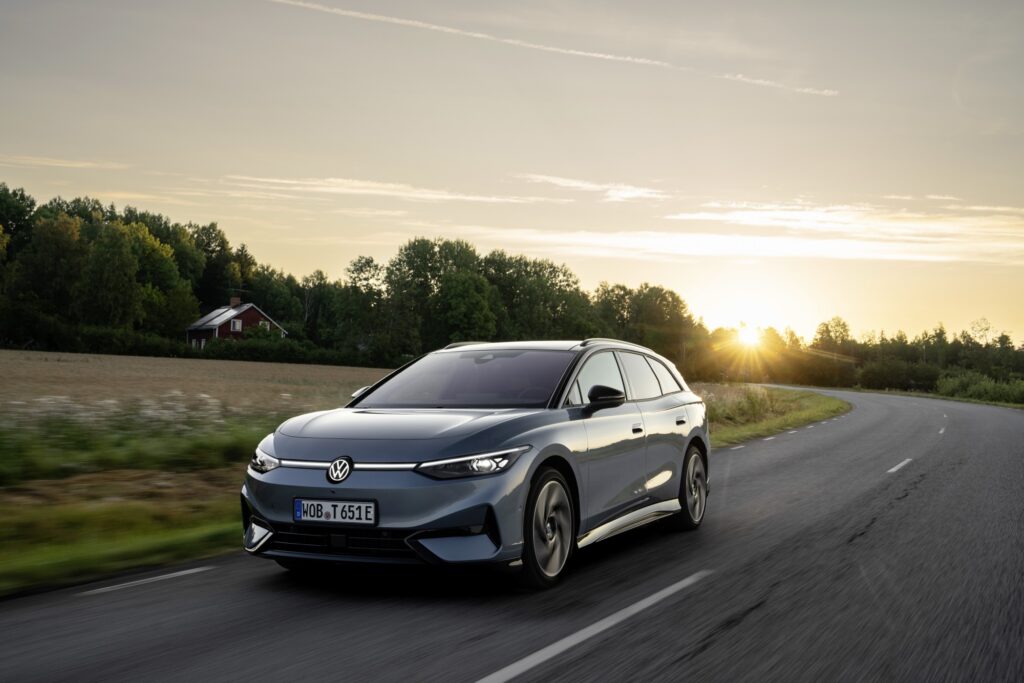 VW ID.7 Tourer Pro S, fahrend in der Abendsonne
