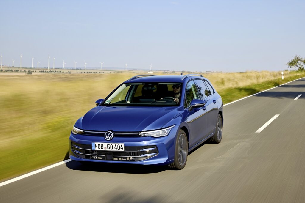 VW Golf Variant in Blau, Frontansicht schräg