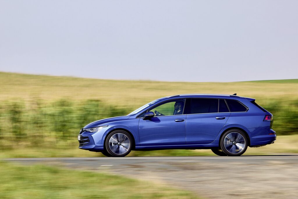 VW Golf Variant in Blau, fahrend von der Seite