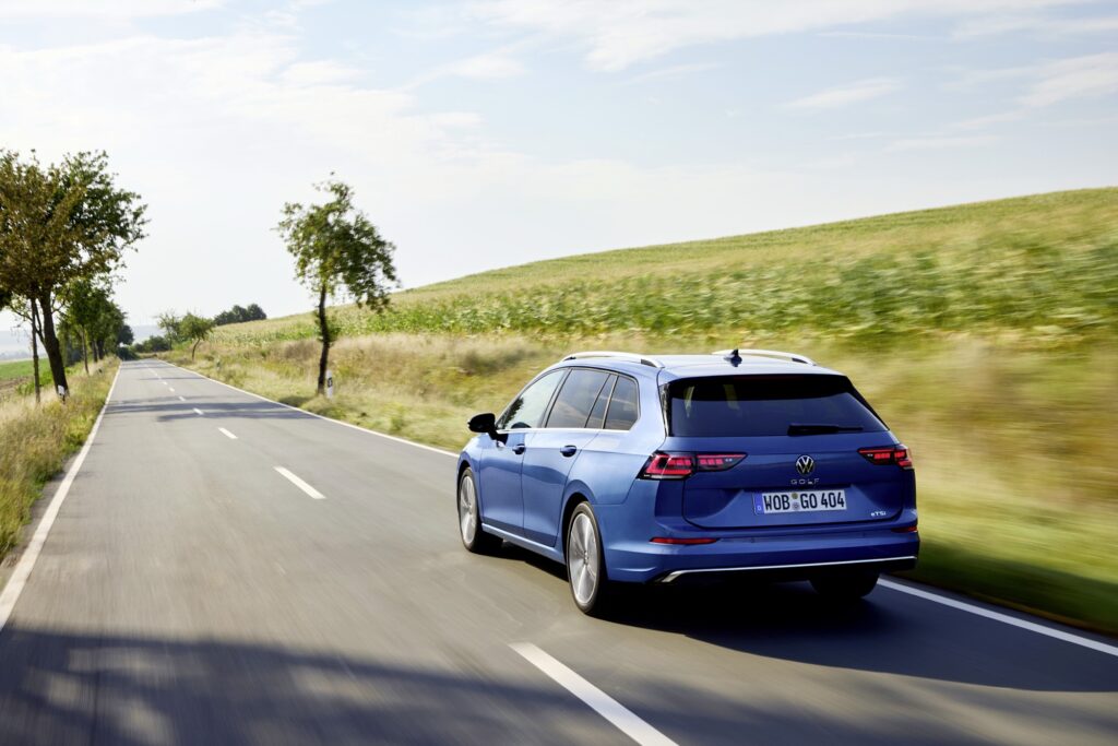 VW Golf Variant in Blau, Heckansicht schräg