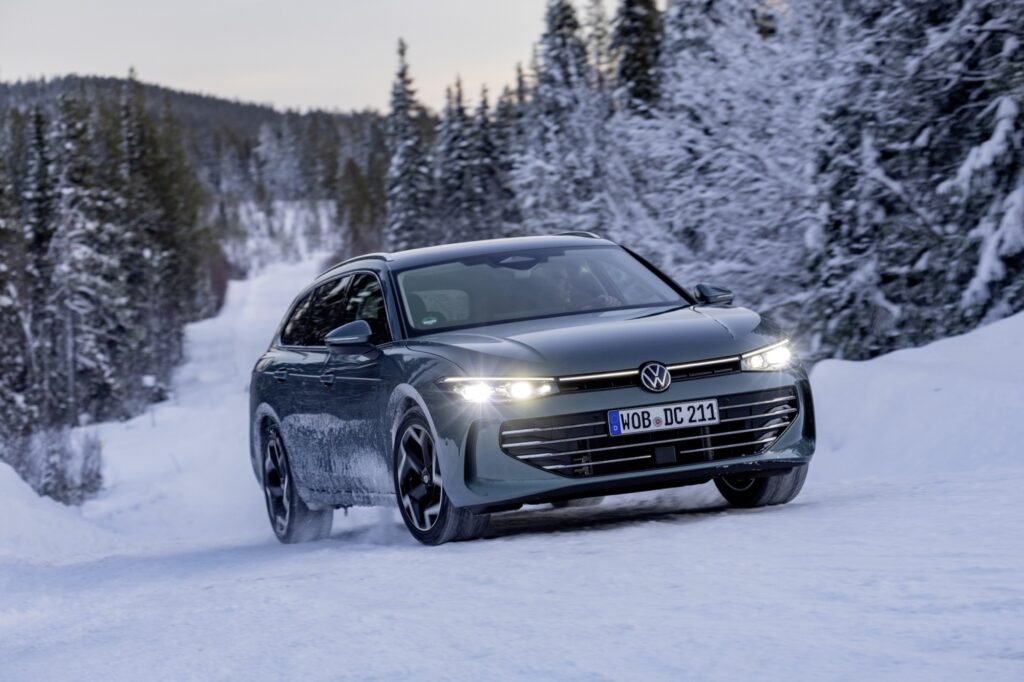 VW Passat in Grün, Frontansicht im Schnee