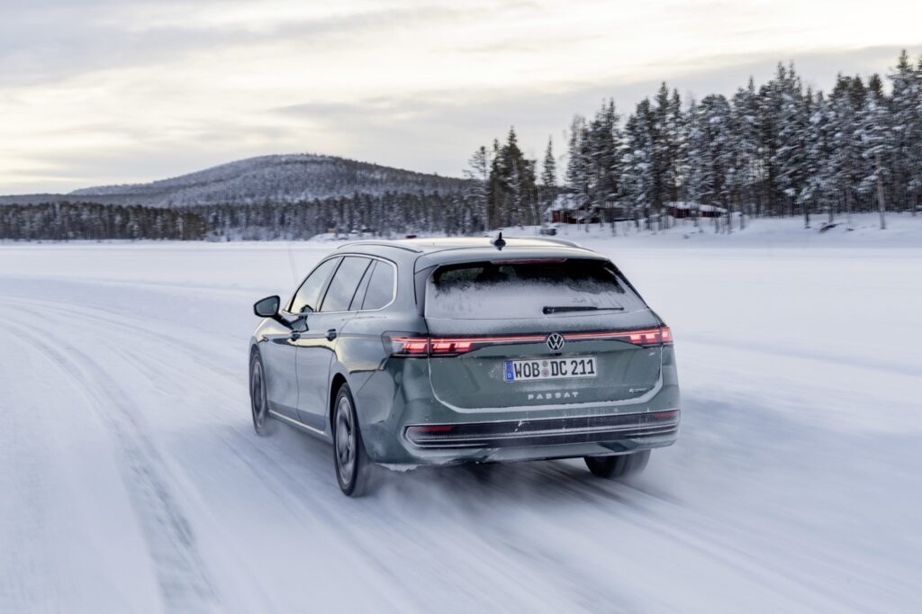 VW Passat 4MOTION in Grün, Heckansicht im Schnee
