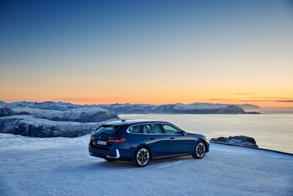 BMW 520d Touring in Blau, Heckansicht schräg im Abendlicht
