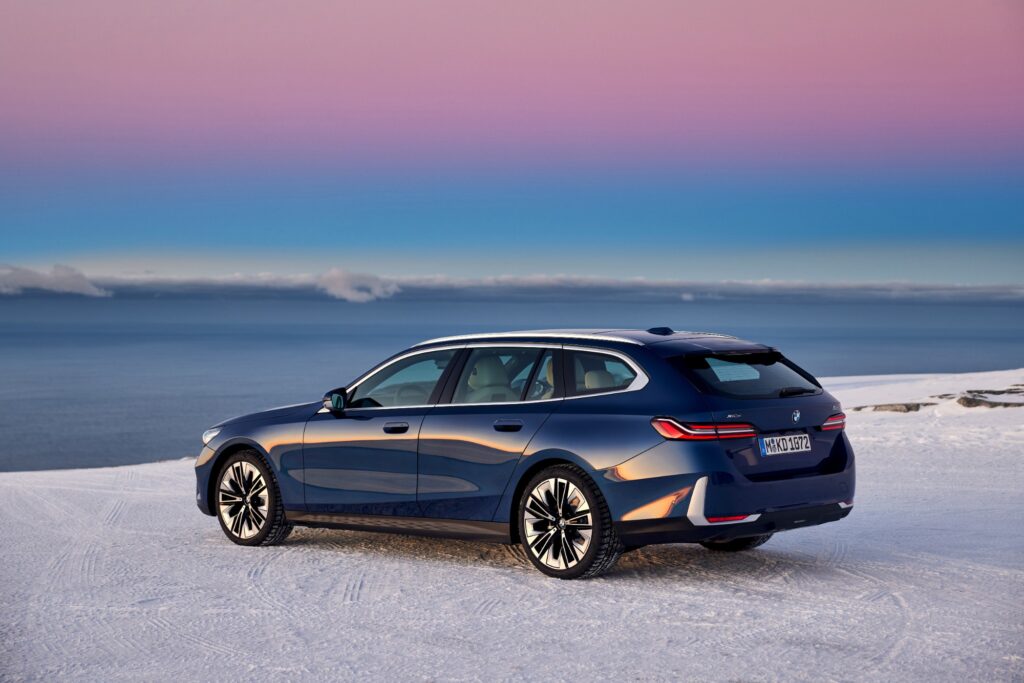BMW 520d Touring in Blau, Heckansicht schräg