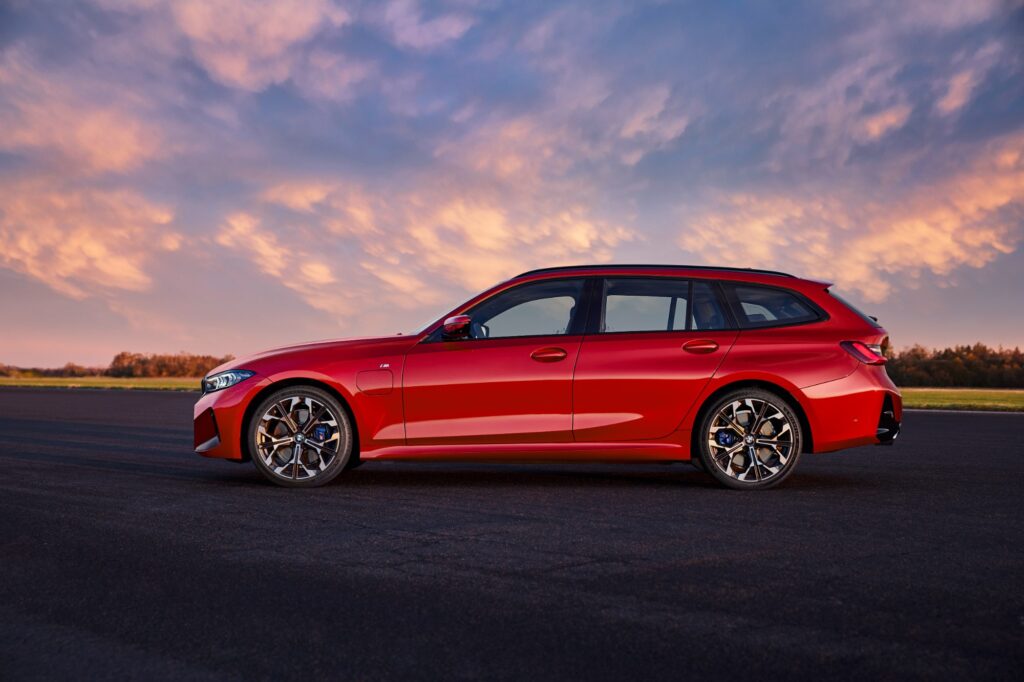 BMW 330e Touring in Rot von der Seite