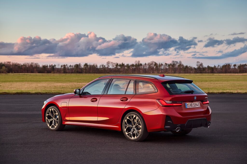 BMW 330e Touring in Rot, Heckansicht schräg
