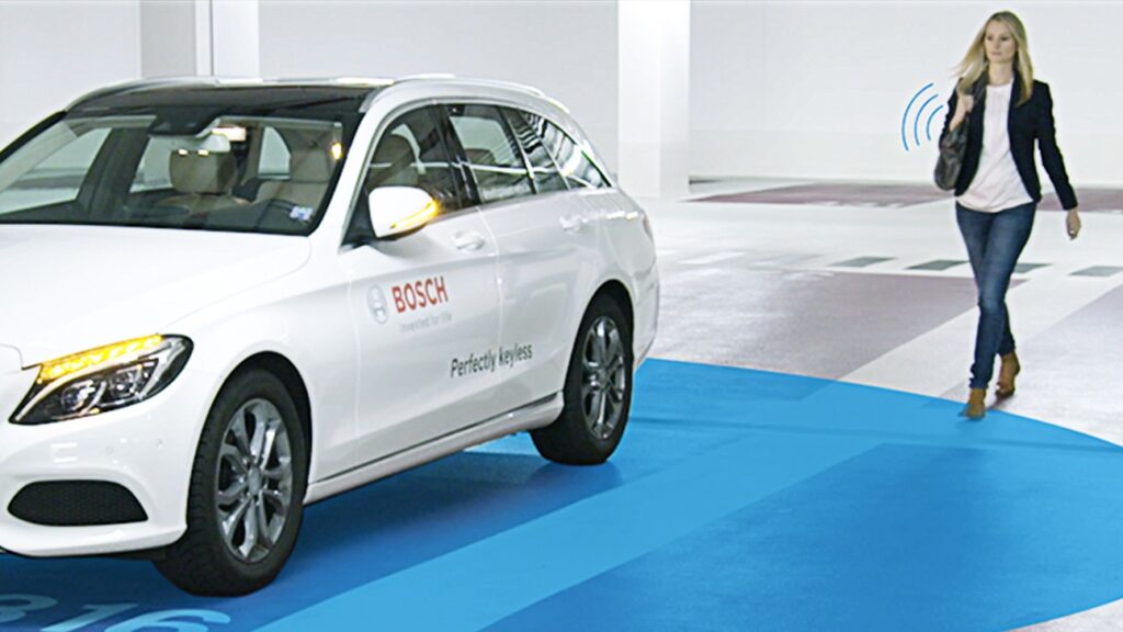 Frau öffnet einen Mercedes-Kombi mit dem Smartphone als Schlüssel, System Perfectly keyless von Bosch