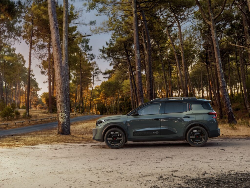 Citroën C3 Aircross Outdoor in Seitenansicht auf einem Waldweg