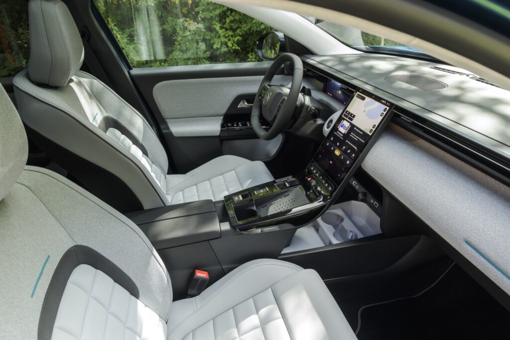 Innenraum des Citroën C5 Aircross Émeraude mit hellgrauen Sitzen und blauen Akzenten