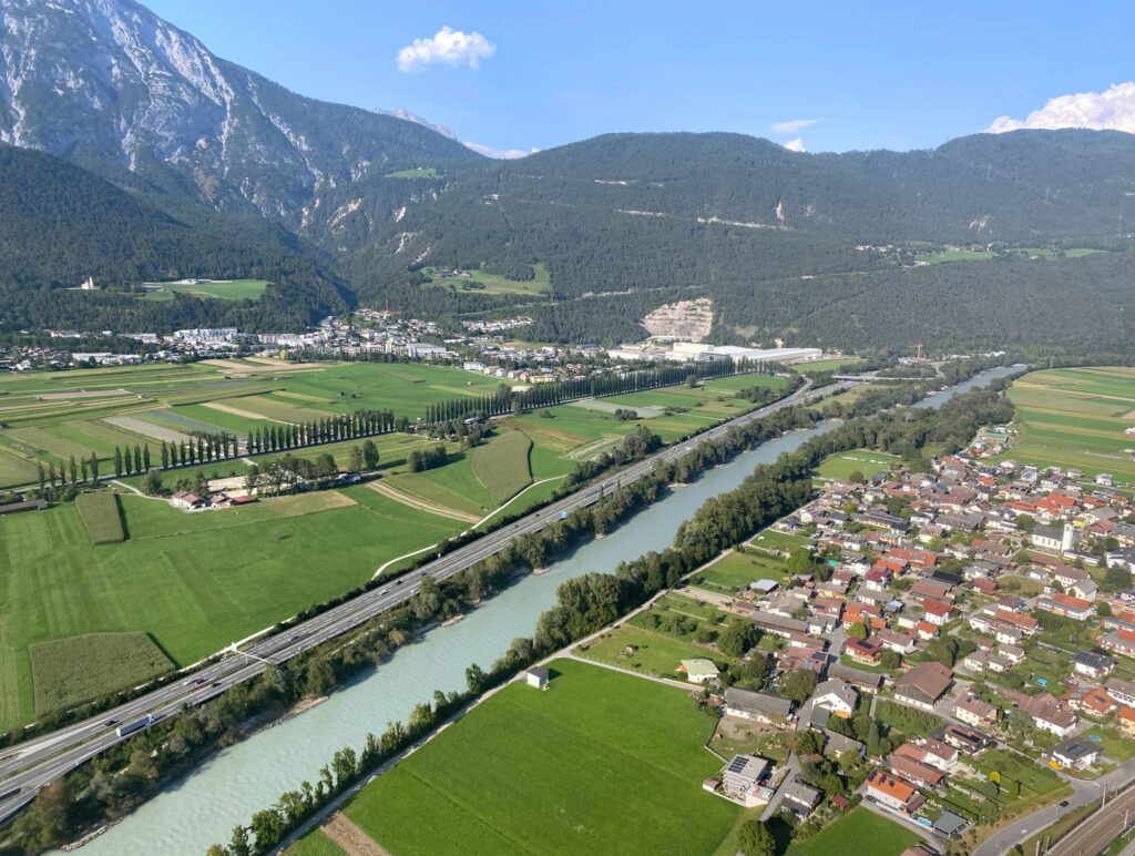 Inntal-Autobahn A12 bei Oberhofen in Tirol, daneben der Inn, aus der Luft
