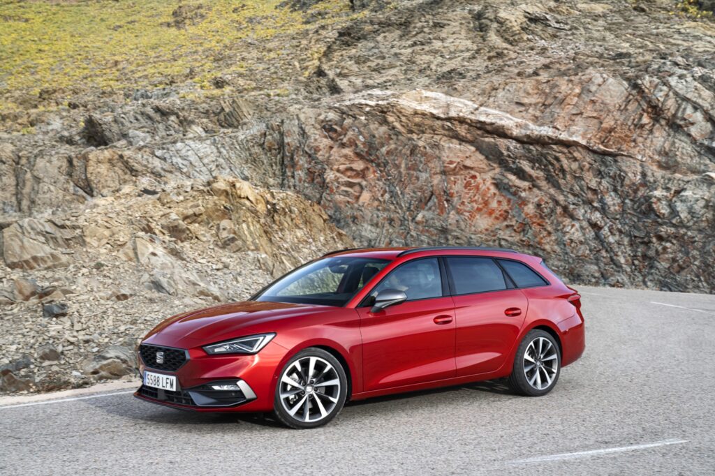Roter Seat Leon Sportstourer auf einer Bergstraße