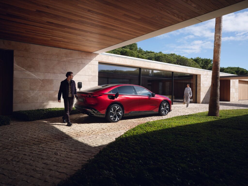 Mazda 6e in Rot beim Laden an einer Wallbox