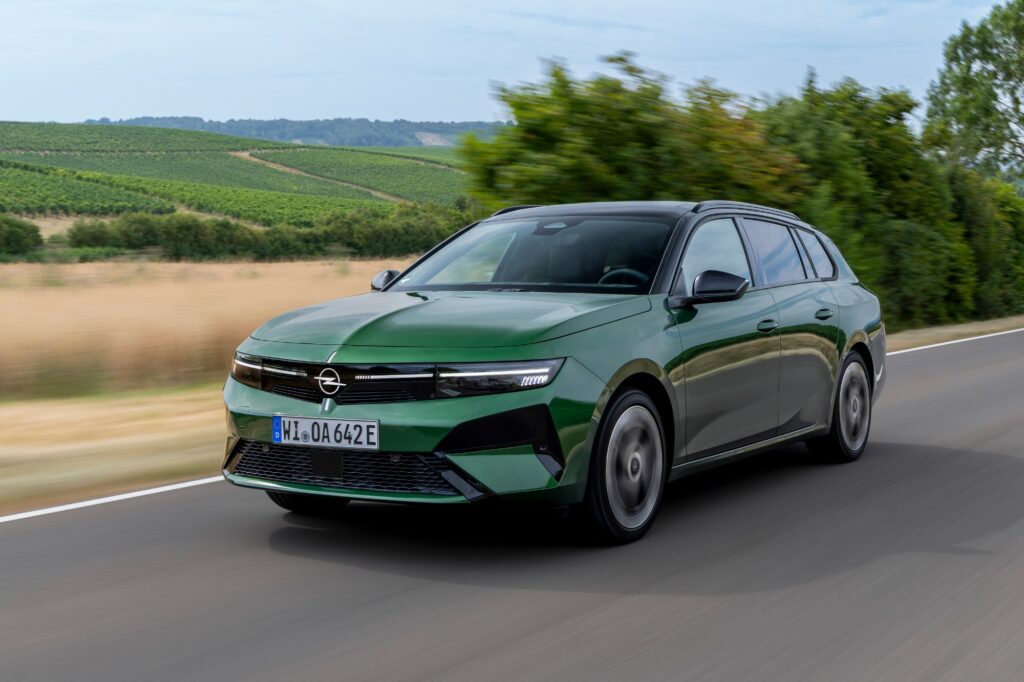 Opel Astra Sports Tourer in Grün, fahrend von vorn