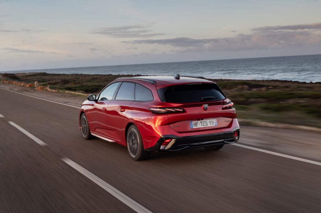 Peugeot 308 SW in Rot, Heckansicht an der Küste