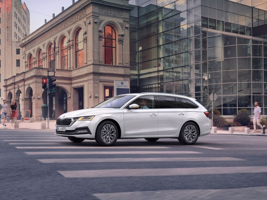 Škoda Octavia Combi der vierten Generation vor der Überarbeitung, in Weiß in der Stadt