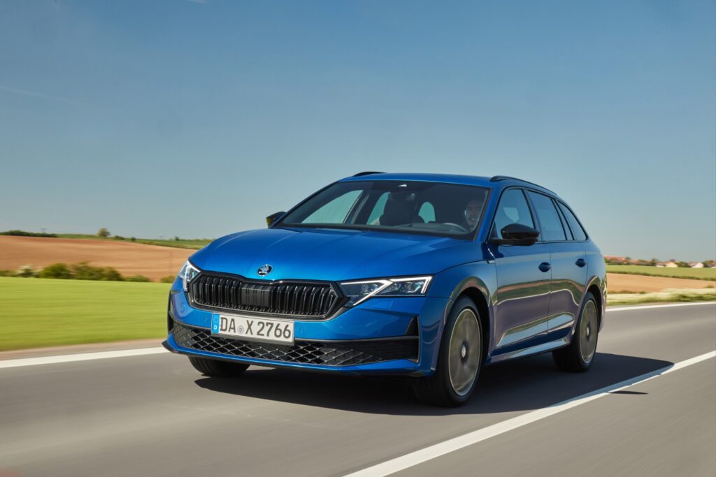 Škoda Octavia Combi in Blau, fahrend von vorn