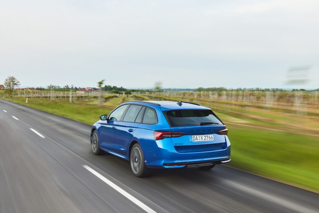Škoda Octavia Combi in Blau, fahrend von hinten