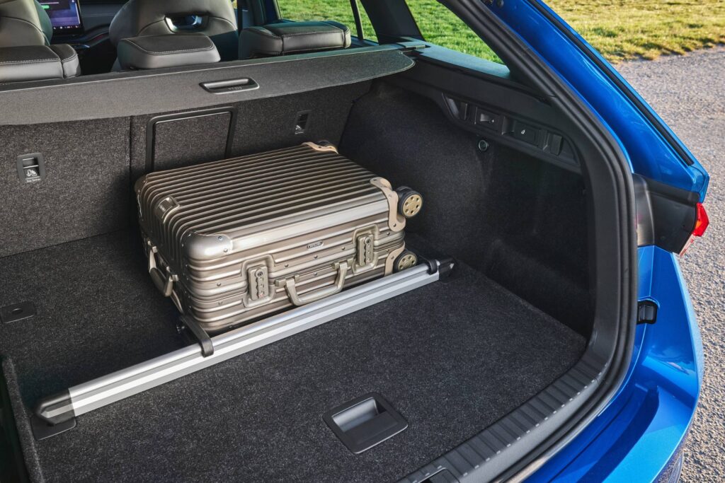 Kofferraum des Škoda Octavia Combi mit Koffer