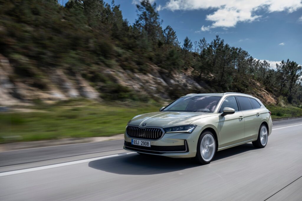 Škoda Superb Combi in Hellgrün, fahrend
