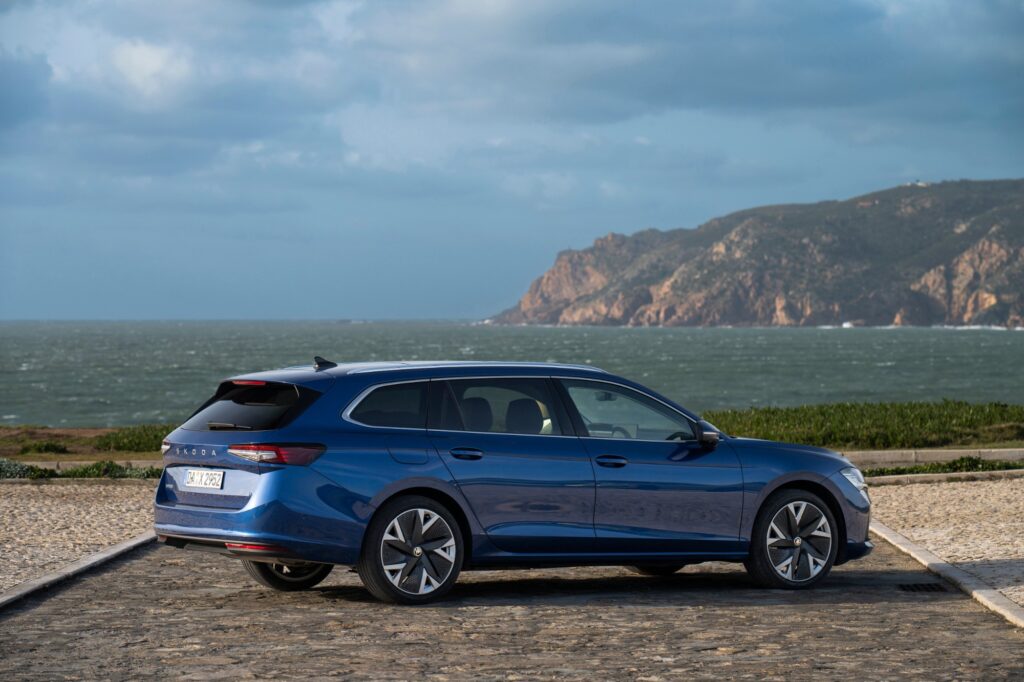 Škoda Superb Combi in Blau von hinten am Meer