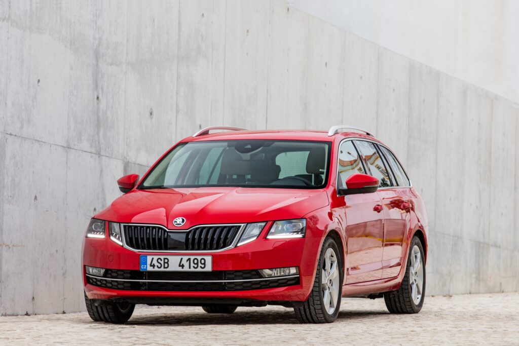 Roter Škoda Octavia Combi der dritten Generation, Frontansicht